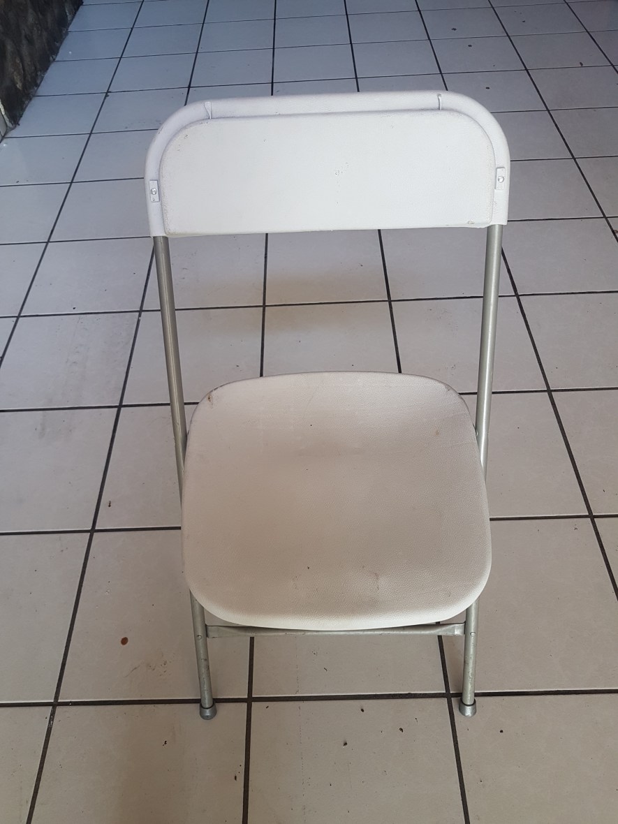 Servifiestas los pinos, silla samsonite blanca